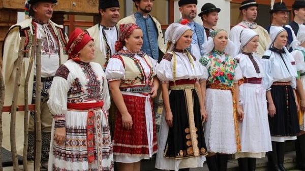 Krása českých krojů: od hlavy až k patě